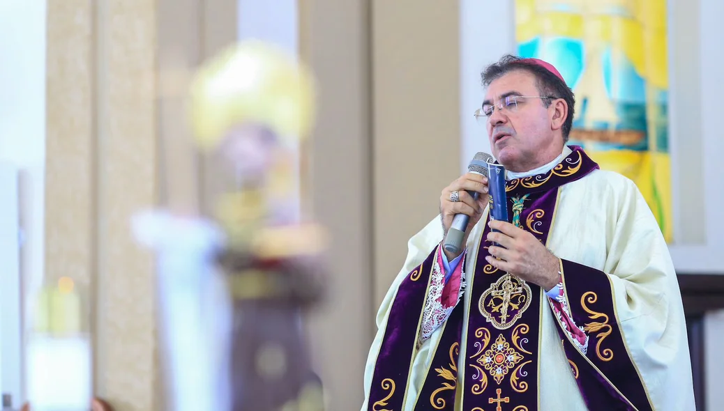 Padre celebrando a missa