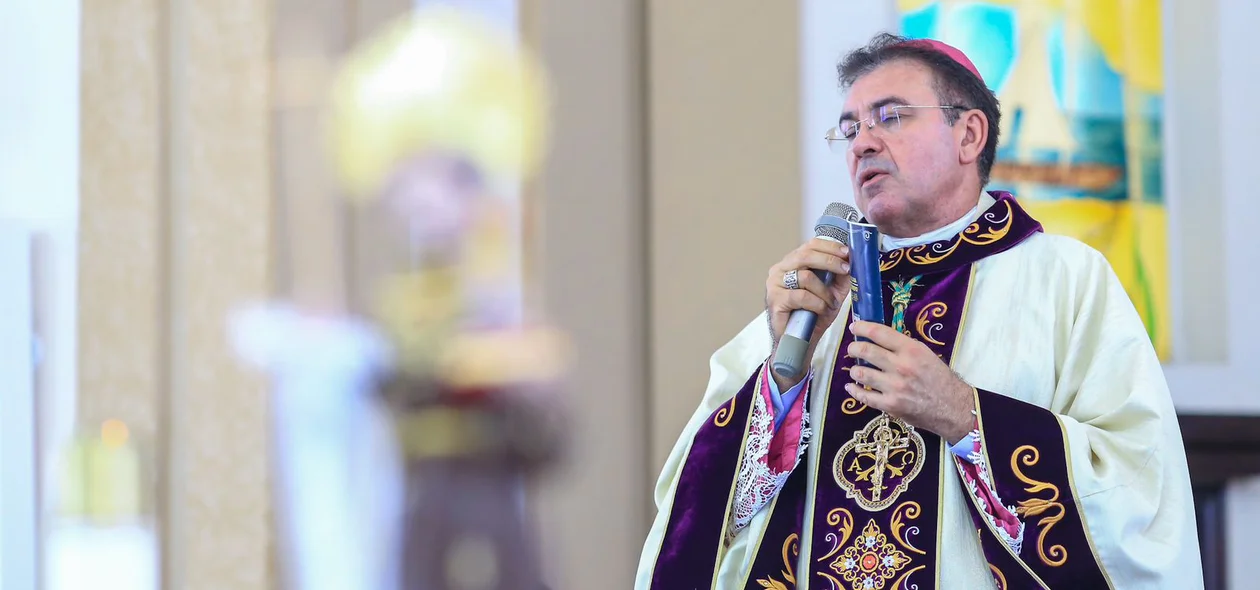 Padre celebrando a missa