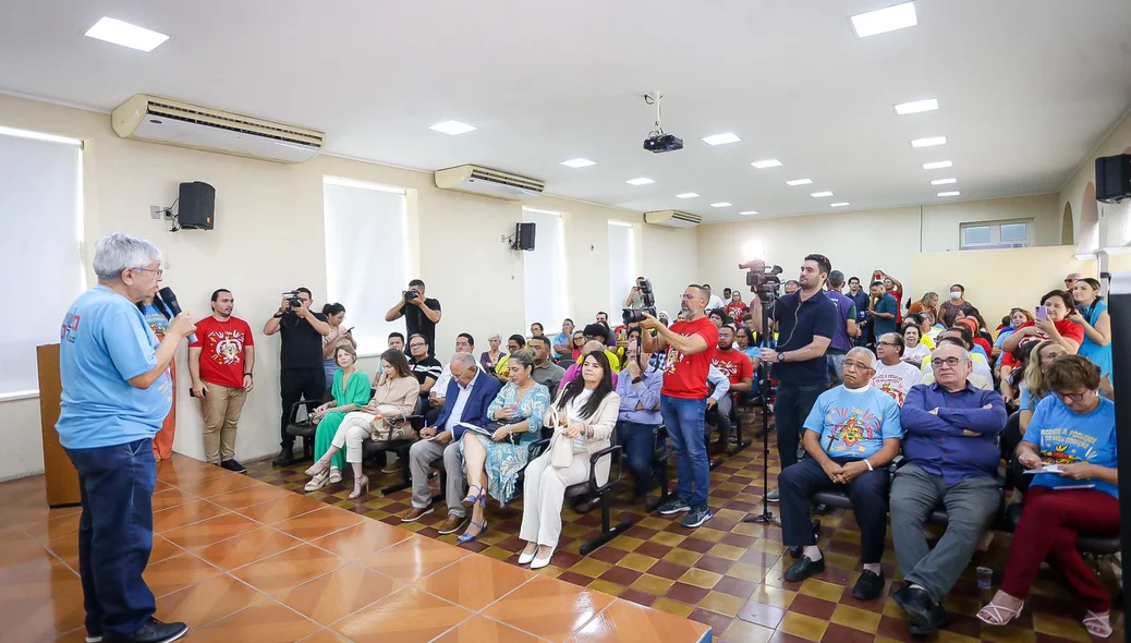 Padre Tony Batista apresentando o lançamento da caminhada da fraternidade