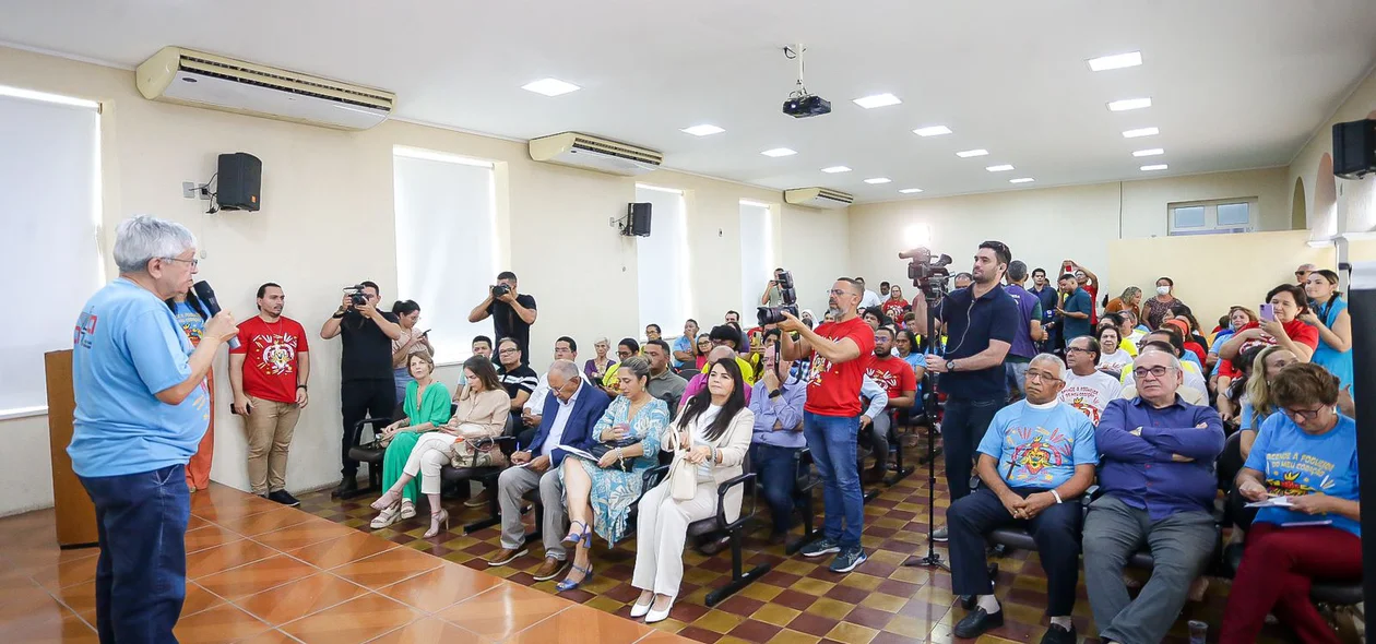 Padre Tony Batista apresentando o lançamento da caminhada da fraternidade