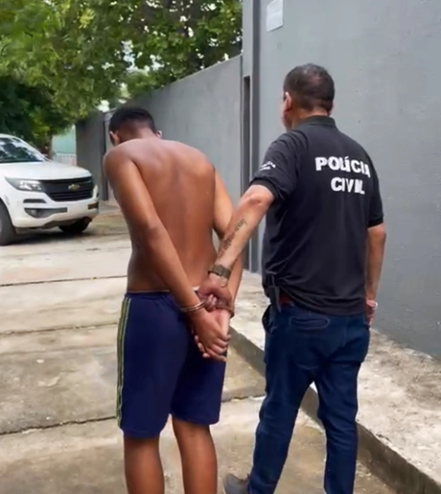 Papa alma sendo conduzido pela Polícia Civil