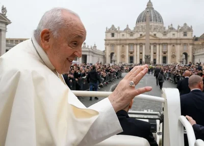 Papa Francisco celebra missa de Domingo de Páscoa