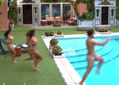 Participantes do BBB pulando na piscina