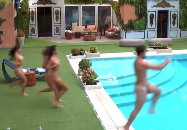 Participantes do BBB pulando na piscina