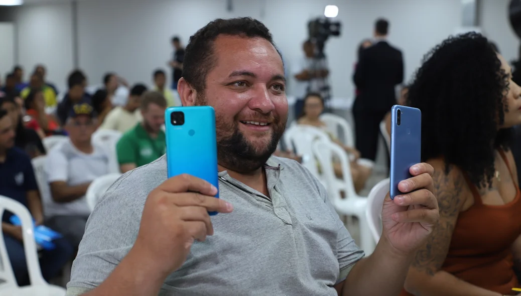 Pessoa com o celular recuperado