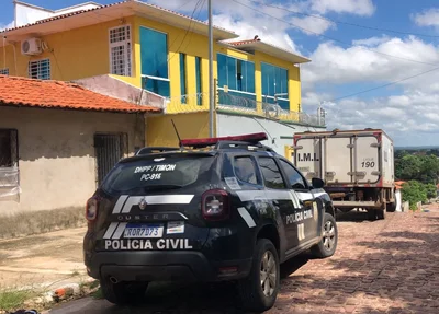 Polícia Civil e IML na frente da residência da vítima, em Timon