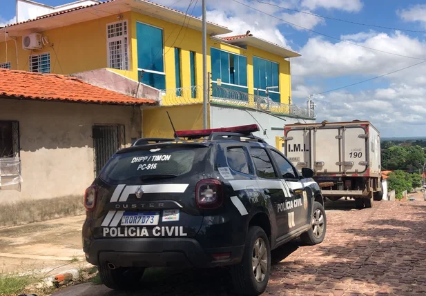 Polícia Civil e IML na frente da residência da vítima, em Timon