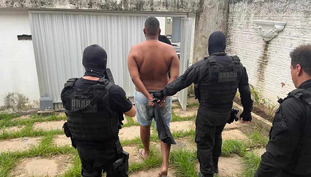 Policiais do DRACO fazem condução de um dos alvos