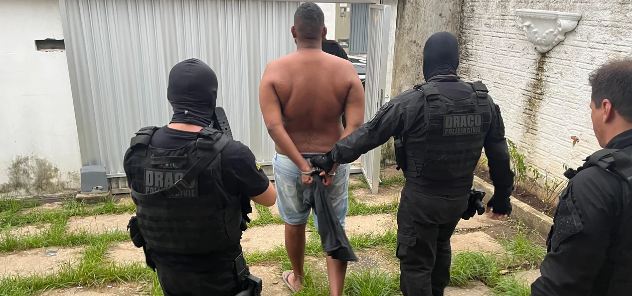 Policiais do DRACO fazem condução de um dos alvos