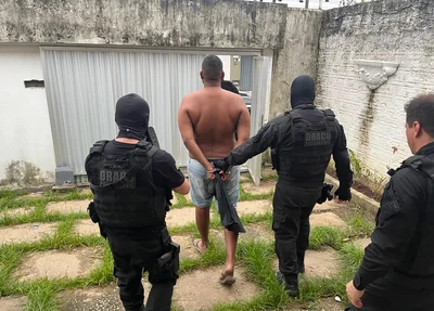 Policiais do DRACO fazem condução de um dos alvos