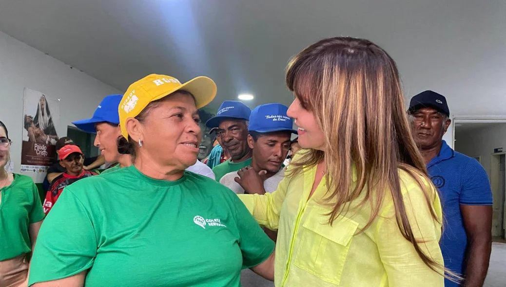 Prefeita conversando com os garis