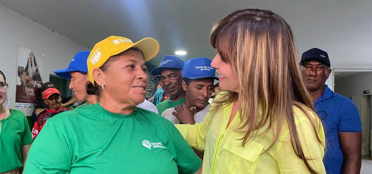 Prefeita conversando com os garis