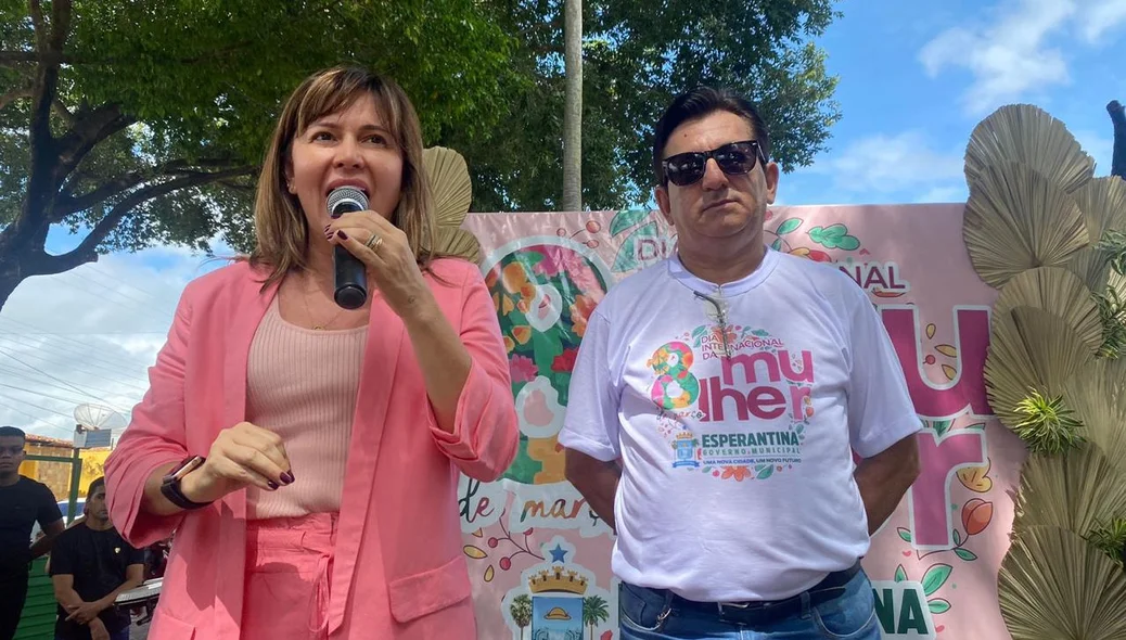 Prefeita discursando