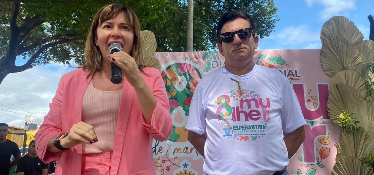 Prefeita discursando