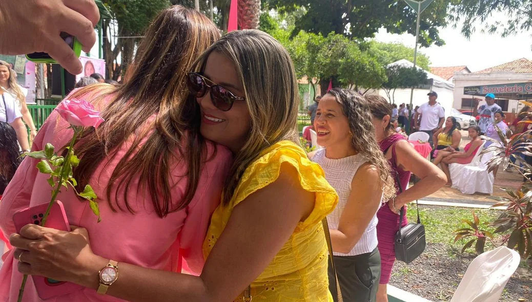 Prefeita Ivanária Sampaio no local
