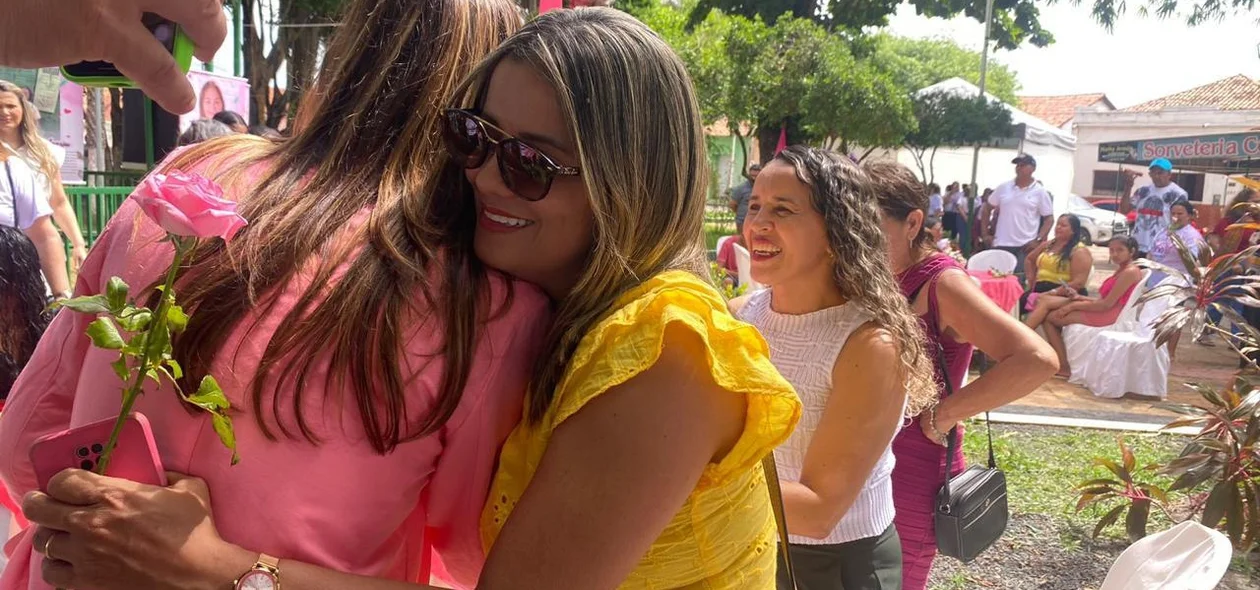 Prefeita Ivanária Sampaio no local