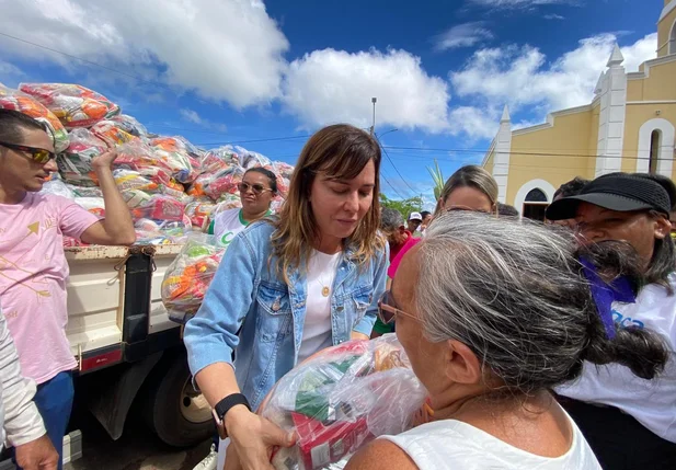 Prefeita Ivanária Sampaio realizando a entrega das cestas