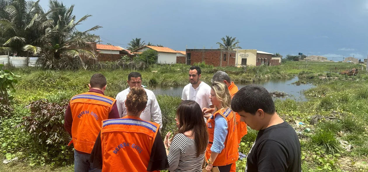 Prefeita Maninha Fontenele e os representantes da Defesa Civil realizaram uma visita aos locais mais impactados em Luís Correia