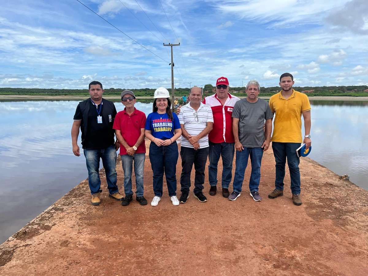 Prefeita Maninha Fontenele se reúne com engenheiros responsáveis pela restauração da ponte que liga Luís Correi à Lagoa do Barro