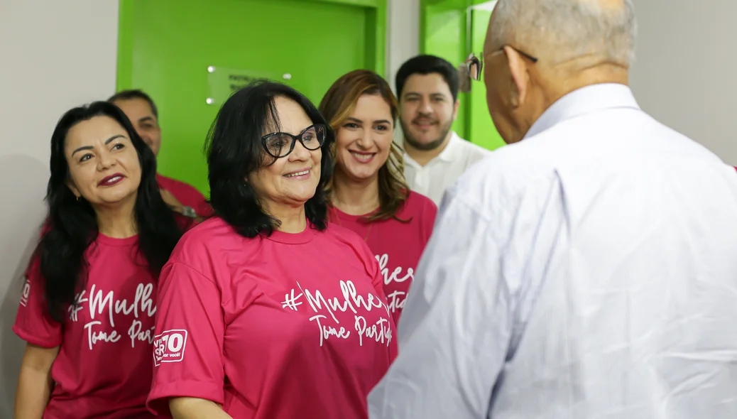 Prefeito ao lado da senadora
