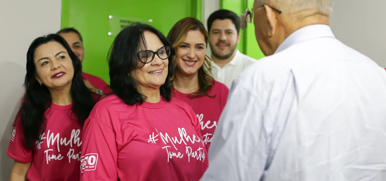 Prefeito ao lado da senadora