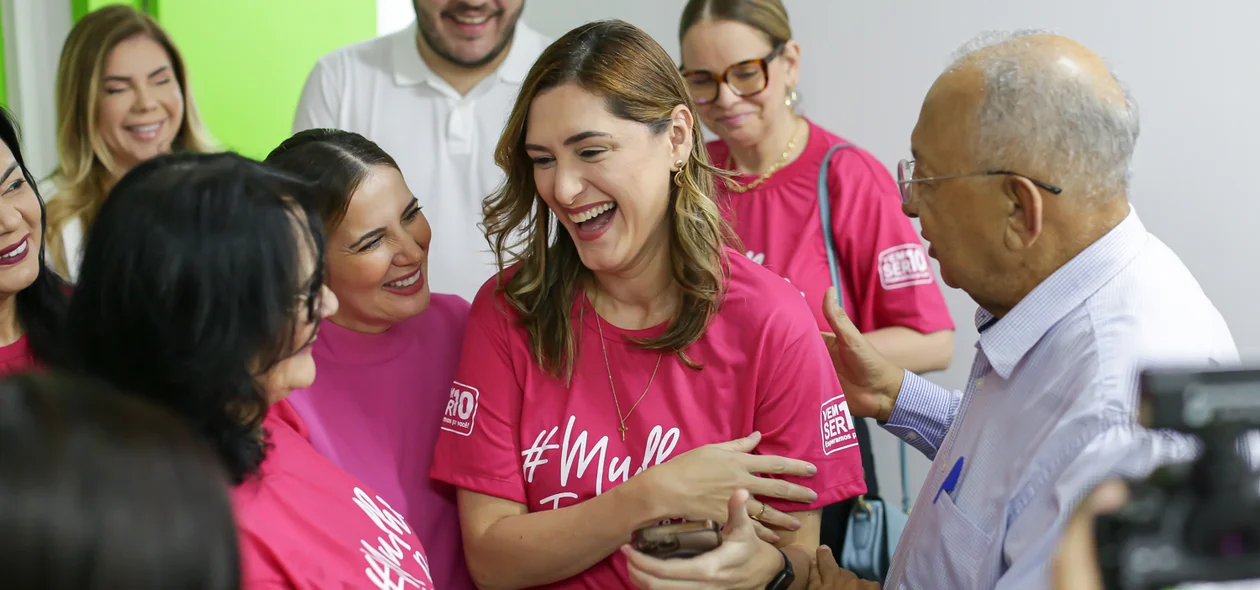 Prefeito e autoridades na visita