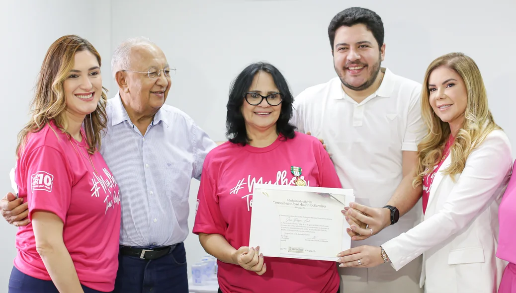 Prefeito entregou uma medalha para senadora