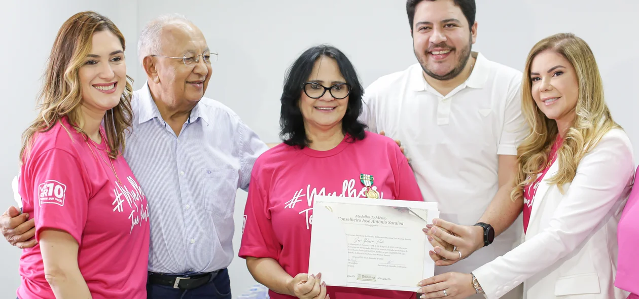 Prefeito entregou uma medalha para senadora