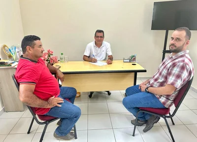 Prefeito Genival Bezerra e vereador Zé Bezim em assinatura da ordem de serviço