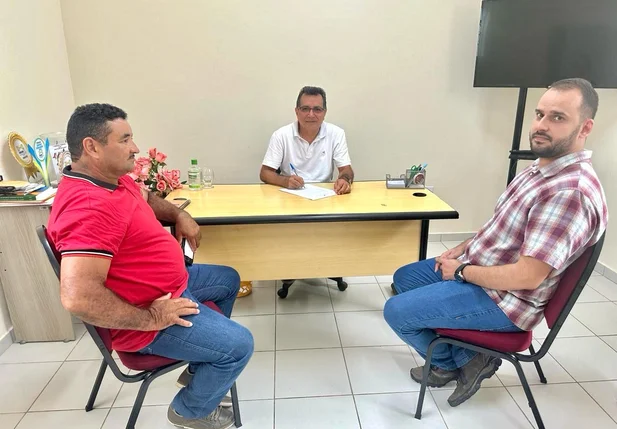 Prefeito Genival Bezerra e vereador Zé Bezim em assinatura da ordem de serviço