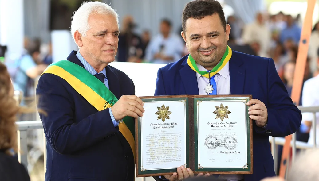 Prefeito Toninho de Caridade recebendo medalha