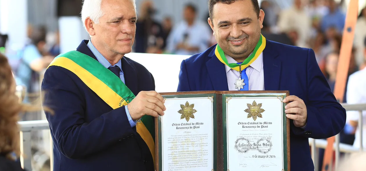 Prefeito Toninho de Caridade recebendo medalha