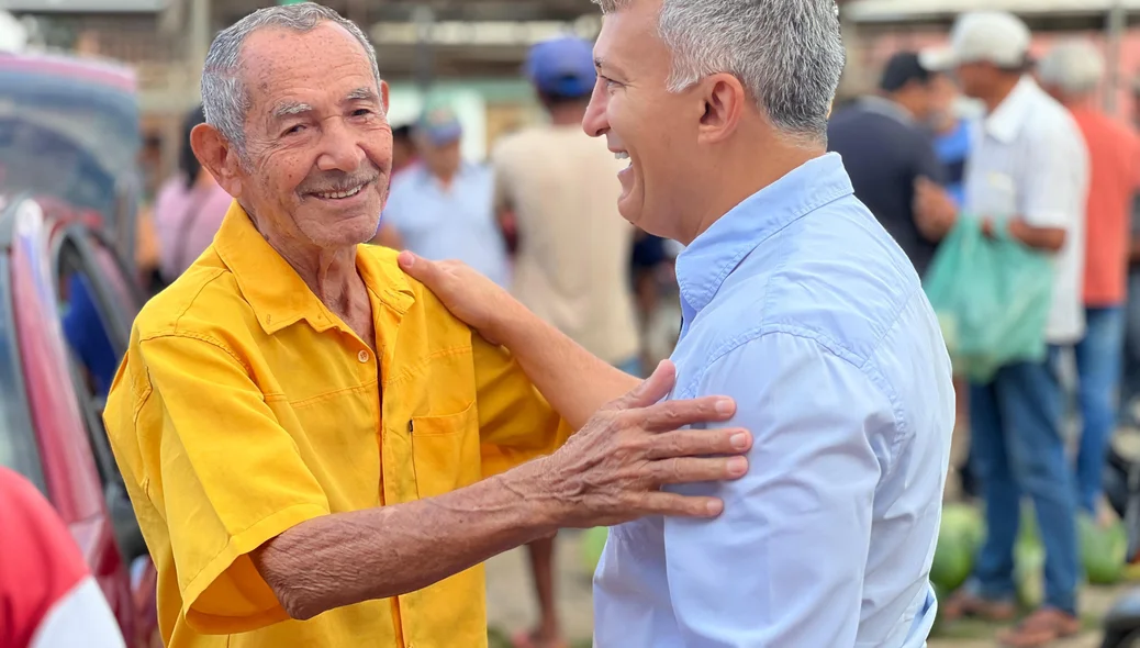 Prefeito Valdecir Júnior encontra populares na feira