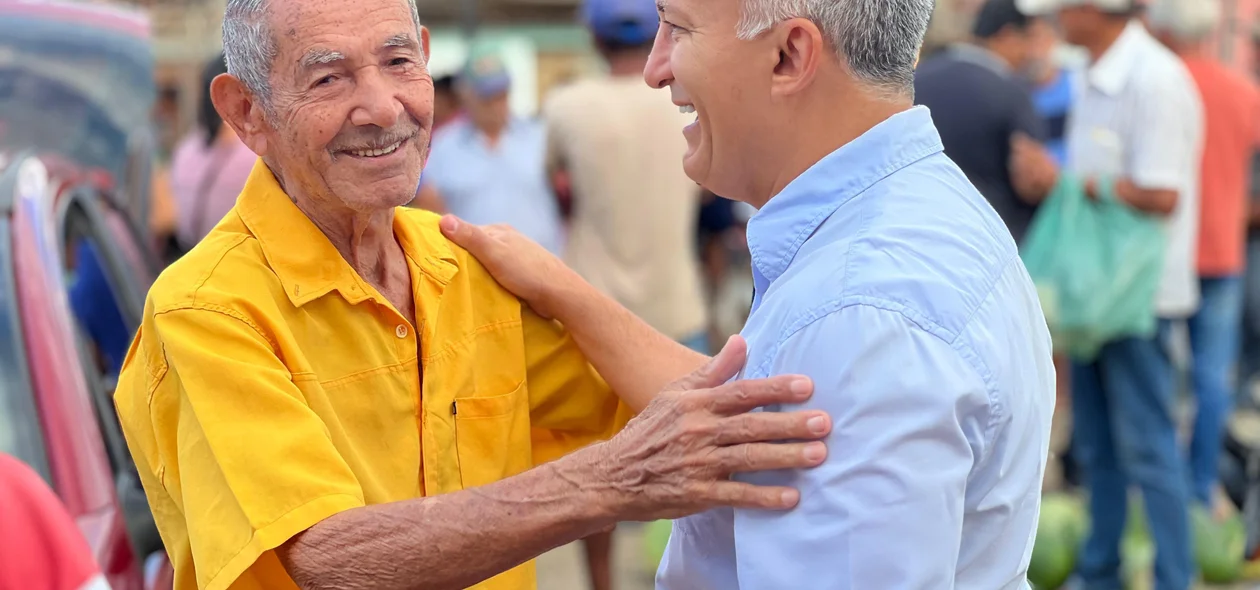 Prefeito Valdecir Júnior encontra populares na feira