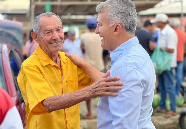 Prefeito Valdecir Júnior encontra populares na feira