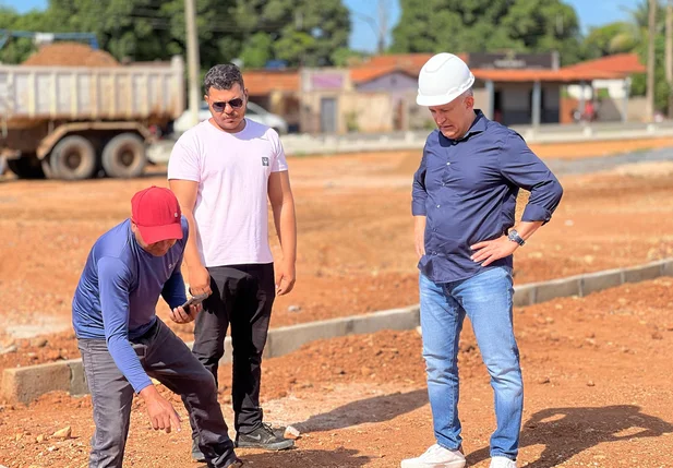 Prefeito Valdecir Júnior esteve no local da obra