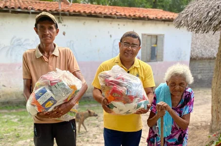 Prefeitura de Esperantina entrega cestas básicas na zona rural
