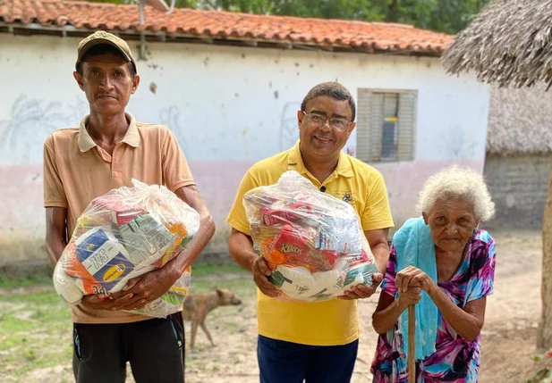 Prefeitura de Esperantina entrega cestas básicas na zona rural