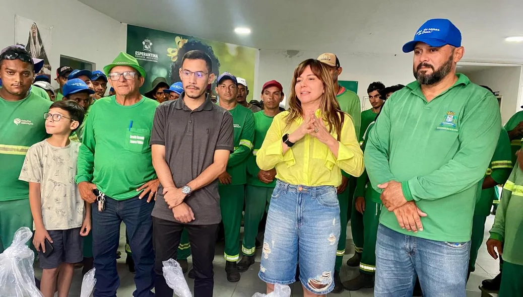Prefeitura de Esperantina entrega cestas básicas para os garis da cidade