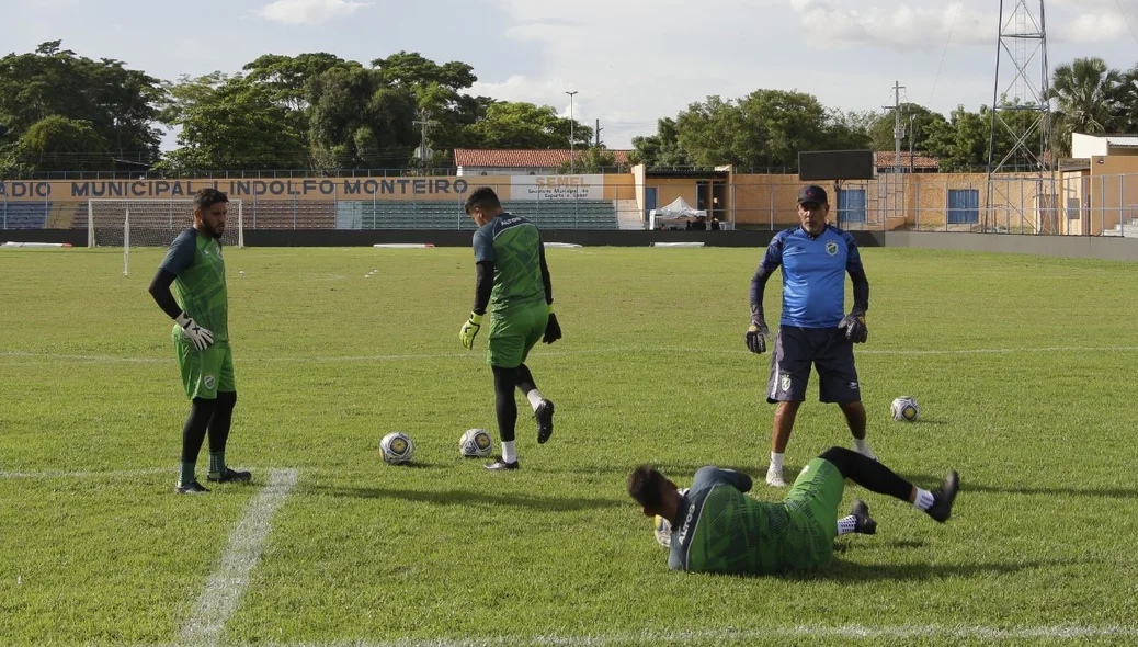Preparação dos goleiros do Altos para jogo da Copa do Nordeste