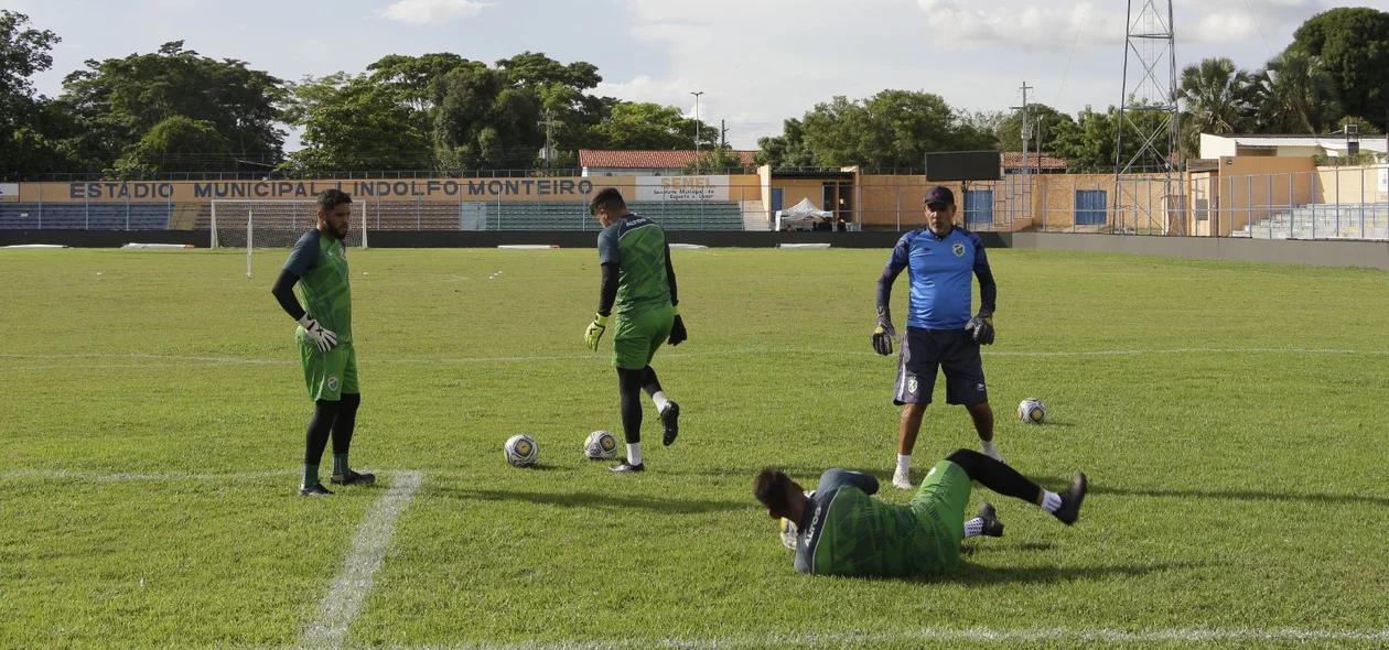 Preparação dos goleiros do Altos para jogo da Copa do Nordeste