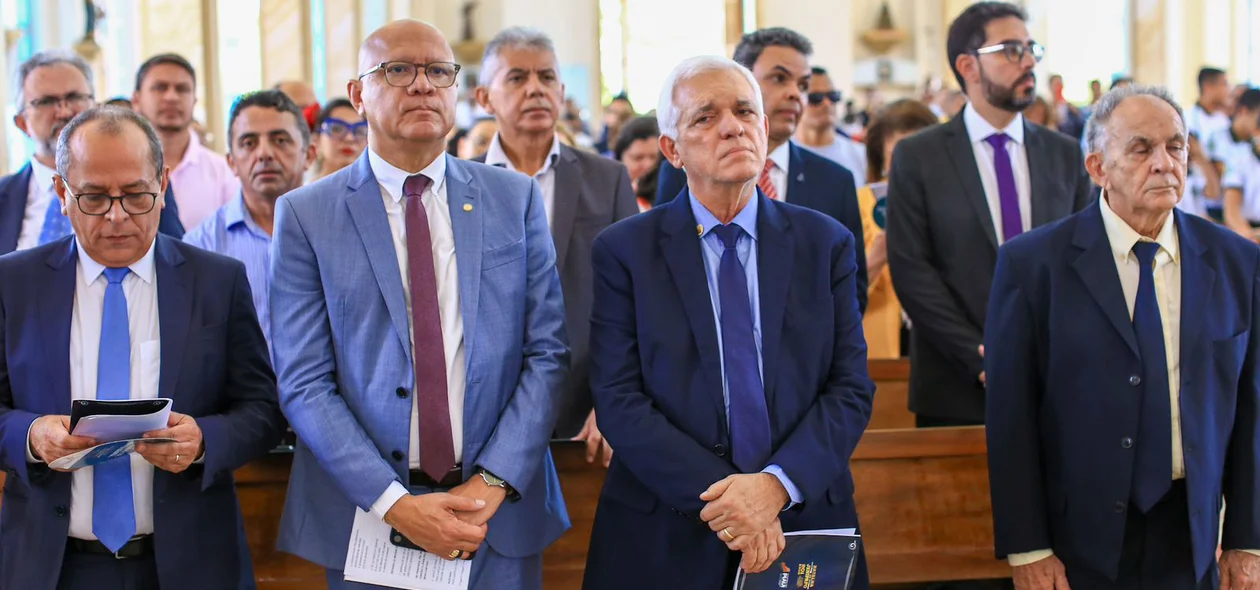 Presidente da Alepi, Franzé Silva, e o governador em exercício, Themístocles Filho