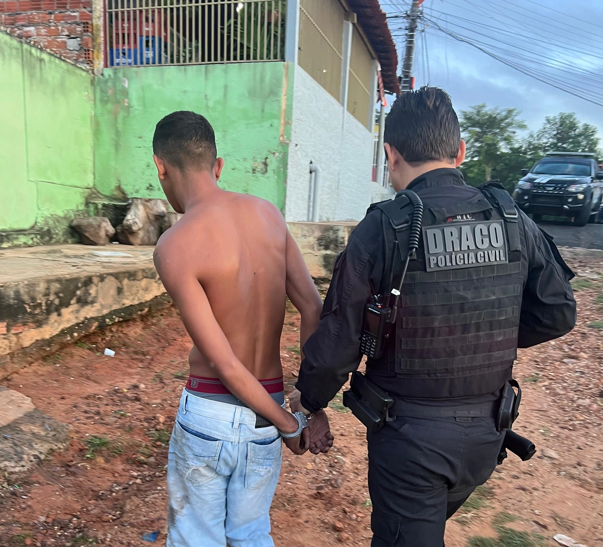 Preso é conduzido pelo delegado Charles Pessoa na segunda fase da Operação DRACO 100