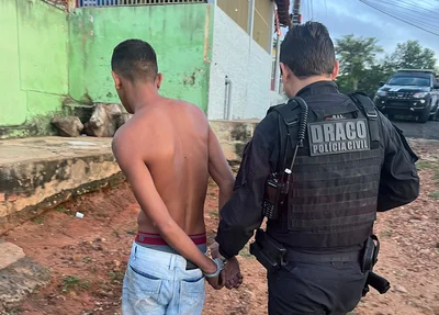 Preso é conduzido pelo delegado Charles Pessoa na segunda fase da Operação DRACO 100