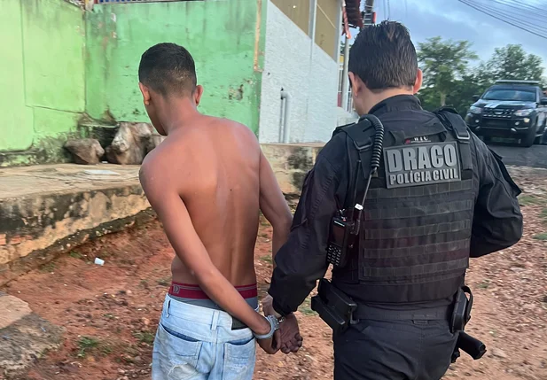 Preso é conduzido pelo delegado Charles Pessoa na segunda fase da Operação DRACO 100