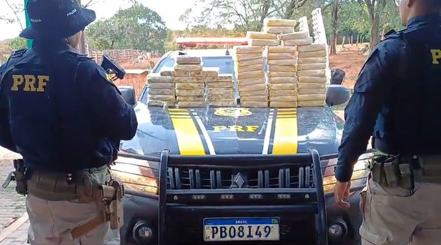 PRF apreende 57 kg de drogas dentro de veículo em Gilbués