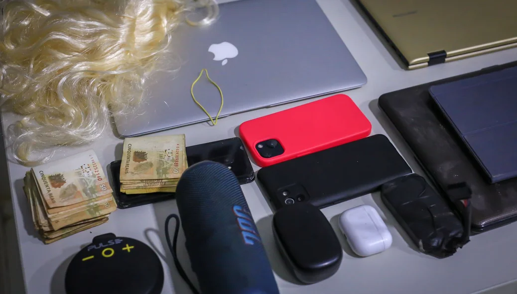 Produtos eletrônicos e aparelhos celulares apreendidos