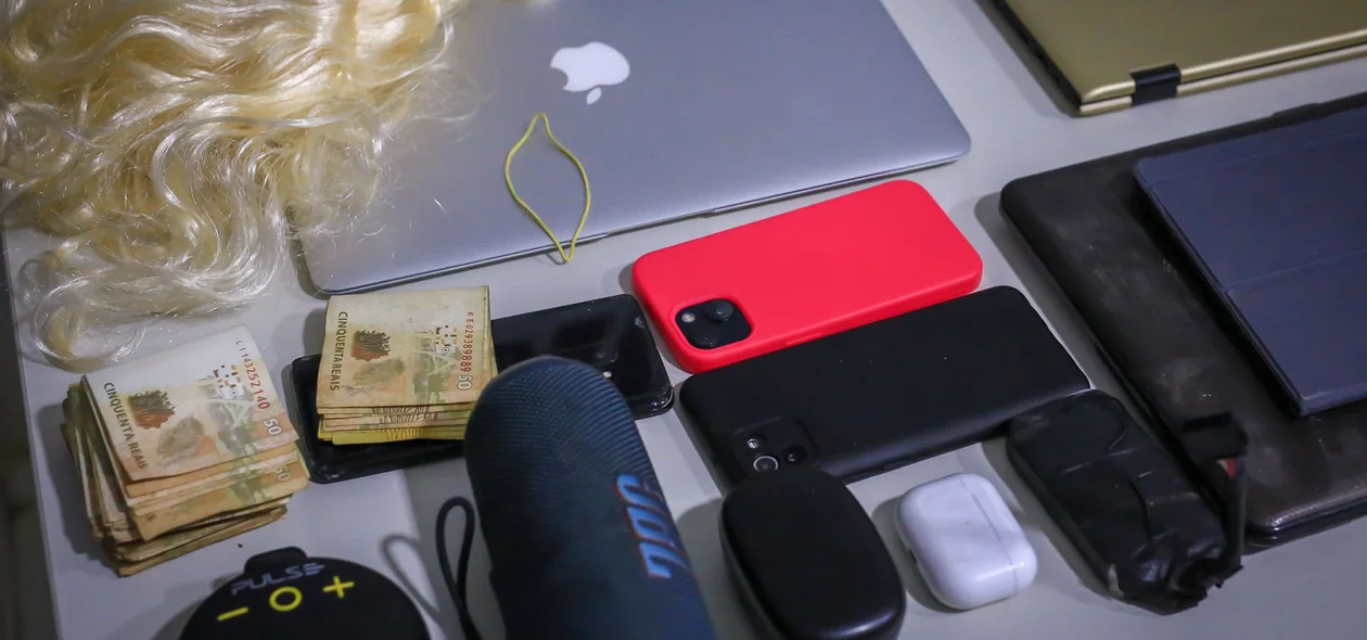 Produtos eletrônicos e aparelhos celulares apreendidos