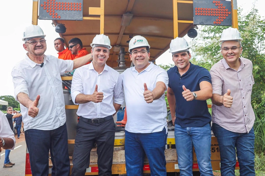 Rafael Fonteles e Leonardo Sobral do DER visitam obras de mobilidade no Vale do Sambito