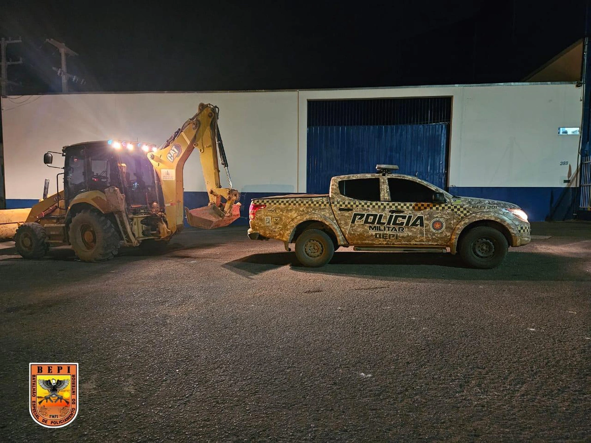 Retroescavadeira recuperada pelos policiais do BEPI